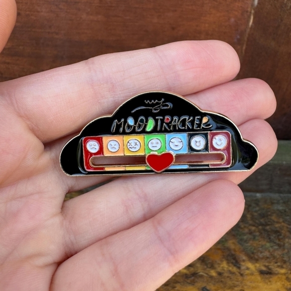 Mood Tracker Expression Interactive Brooch Pin - Picture 2 of 3